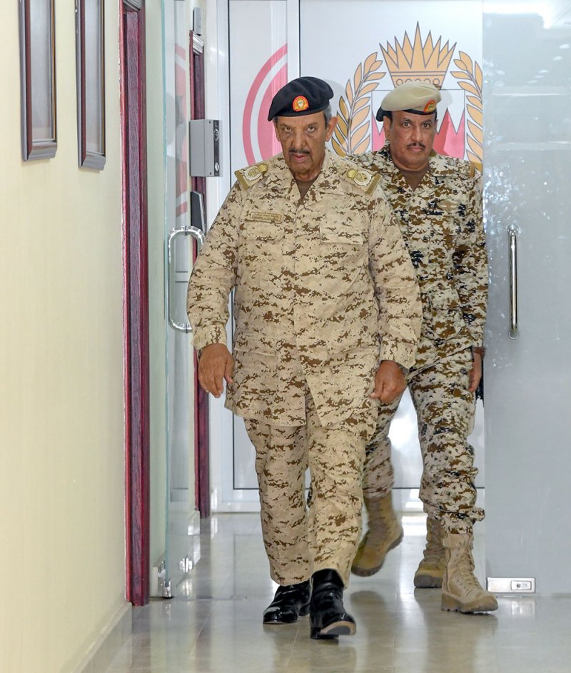 القائد العام لقوة دفاع البحرين يتفقد إحدى وحدات قوة دفاع البحرين
