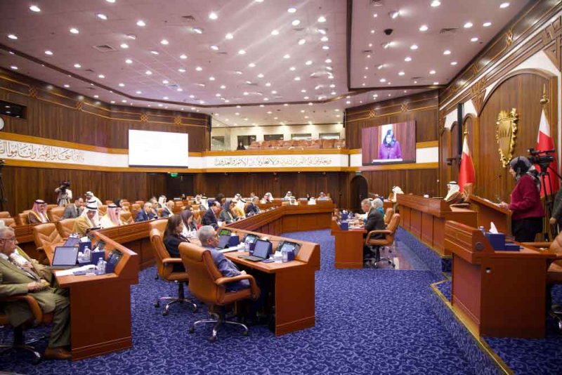 تخفيض لايقل عن 50% على الرسوم التي تفرضها الدولة لمن يحمل بطاقة المسن
