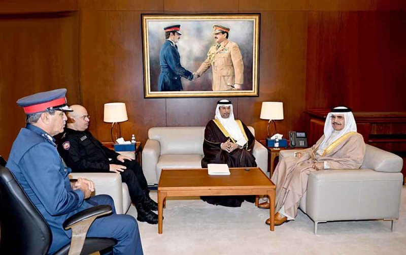 وزير الداخلية يبحث مع سعادة وزير النفط والبيئة تطوير الضوابط والإجراءات للمحافظة علي الثروة السمكية