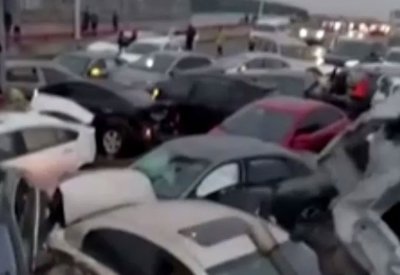 بالفيديو: حادث تصادم يشمل 100 سيارة على طريق سريع بالصين