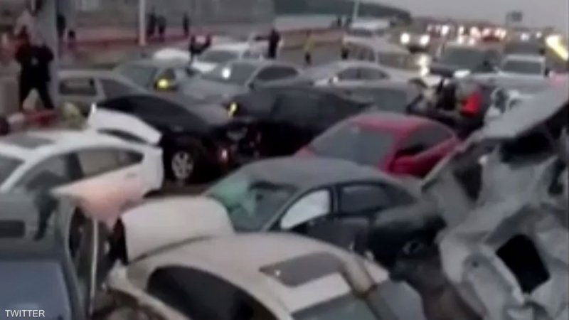 بالفيديو: حادث تصادم يشمل 100 سيارة على طريق سريع بالصين
