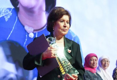 السيدة الأولى في ماليزيا حرم رئيس الوزراء الماليزي تقوم بتكريم السفير بهية الجشي