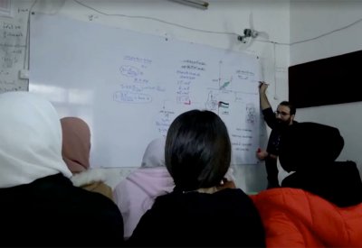 معلم يدمج أمثلة من حرب غزة لتبسيط دروس الفيزياء