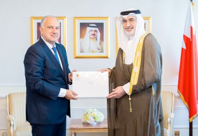 وكيل وزارة الخارجية يسلم القنصل الفخري للجمهورية الهيلينية الإجازة القنصلية لمباشرة مهامه في البحرين