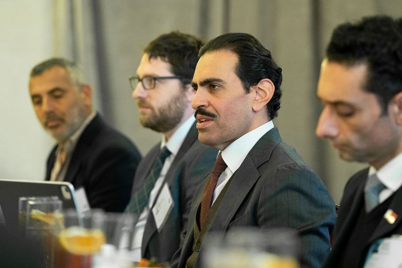 سفير مملكة البحرين لدى أميركا يشارك بمناقشة طاولة مستديرة