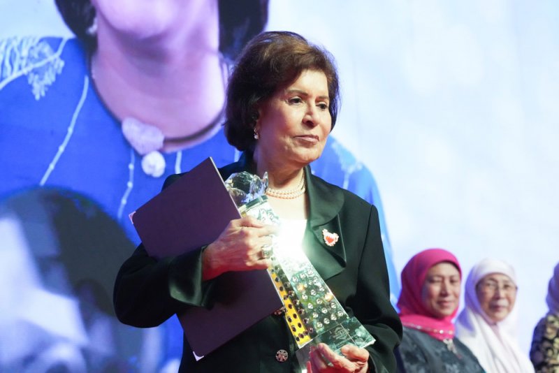 السيدة الأولى في ماليزيا حرم رئيس الوزراء الماليزي تقوم بتكريم السفير بهية الجشي