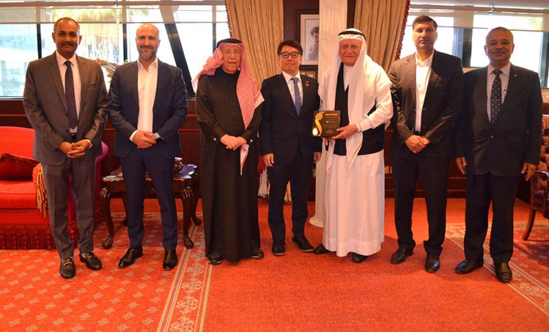 يوسف خليل المؤيد وأولاده تحصل على جائزة أفضل أداء مبيعات من إطارات تويو – اليابان