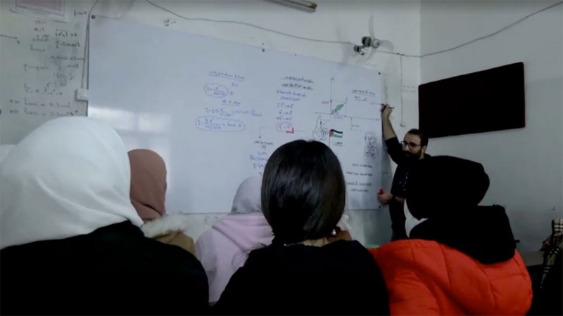 معلم يدمج أمثلة من حرب غزة لتبسيط دروس الفيزياء