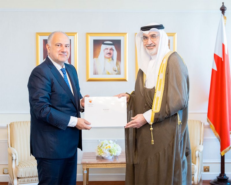 وكيل وزارة الخارجية يسلم القنصل الفخري للجمهورية الهيلينية الإجازة القنصلية لمباشرة مهامه في البحرين