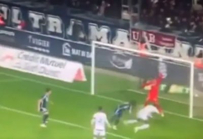 بالفيديو: لاعب كرة يدخل في غيبوبة بعد 40 ثانية من المباراة!