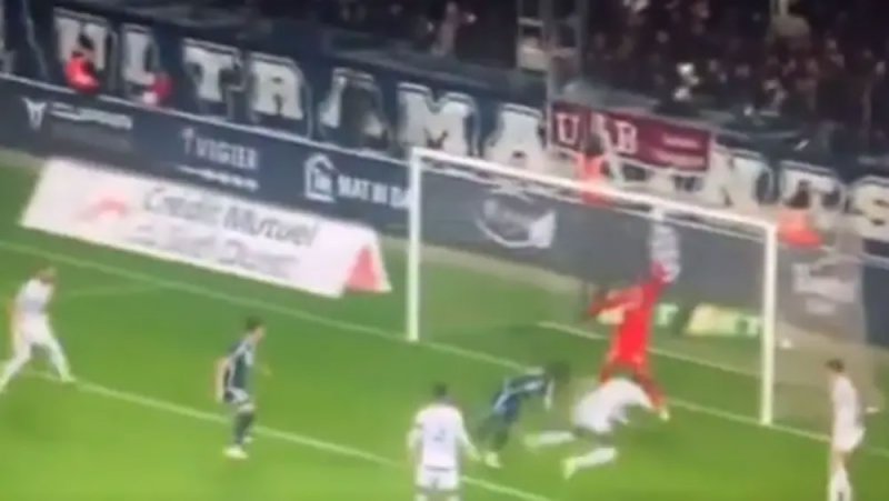 بالفيديو: لاعب كرة يدخل في غيبوبة بعد 40 ثانية من المباراة!