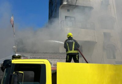 الدفاع المدني يخمد حريقا في ورشة نجارة بمنطقة عراد