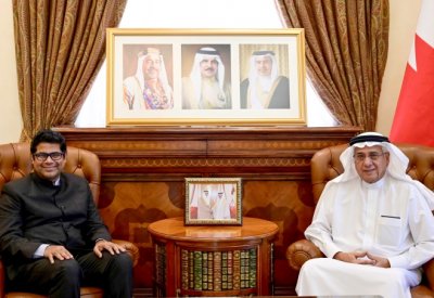 مستشار جلالة الملك لشؤون الاعلام يستقبل السفير الهندي ويشيد بالمستوى المتنامي للعلاقات البحرينية الهندية