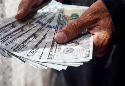 الدولار يكابد لتحديد اتجاهه والين يرتفع بدعم بيانات التضخم