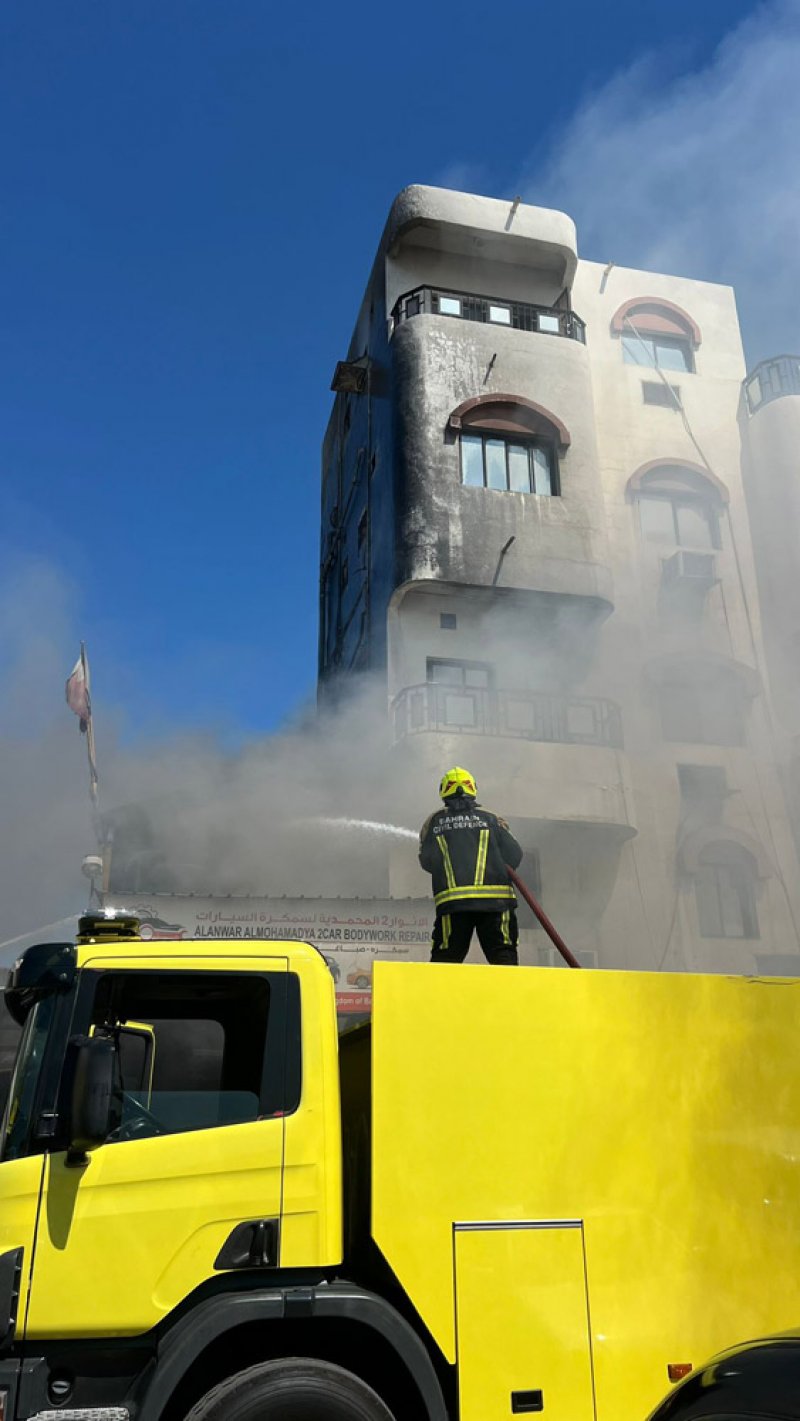 الدفاع المدني يخمد حريقا في ورشة نجارة بمنطقة عراد