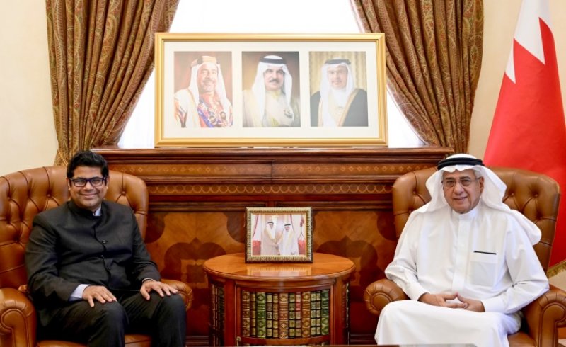 مستشار جلالة الملك لشؤون الاعلام يستقبل السفير الهندي ويشيد بالمستوى المتنامي للعلاقات البحرينية الهندية