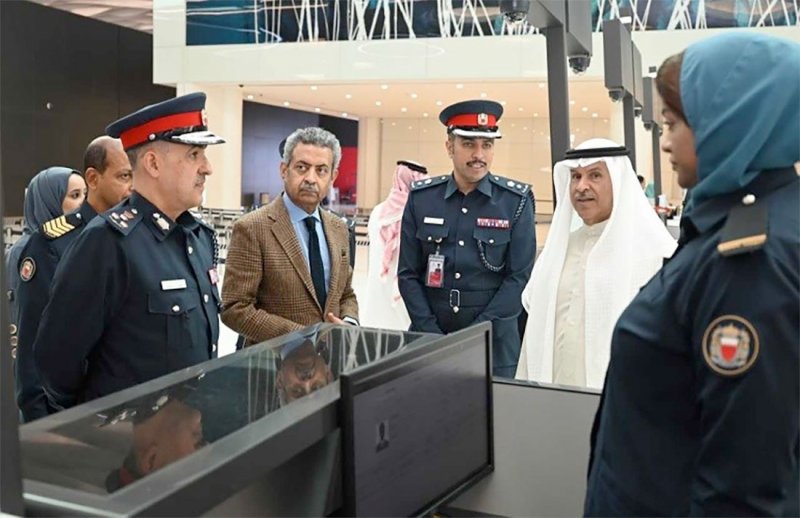 وكيل وزارة الداخلية لشئون الجنسية والجوازات والاقامة يقوم بزيارة تفقدية لمطار البحرين الدولي