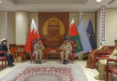 القائد العام لقوة دفاع البحرين يستقبل كبير مستشاري الدفاع البريطاني للشرق الأوسط