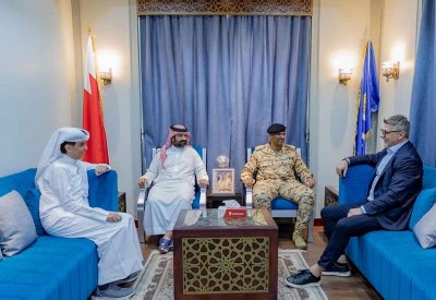 رئيس الاتحاد البحريني لكرة القدم ونائبه يجتمعان مع مدرب المنتخب الأول دراغان