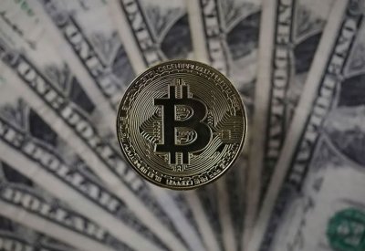 الدولار يتأهب لقراءة التضخم.. وبتكوين تحلق فوق 63 ألف دولار