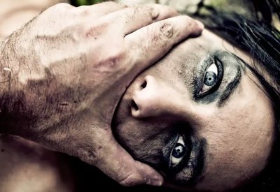 رحلة سياحية تتحول لمأساة.. تناوبوا على اغتصابها لساعتين وأبرحوا زوجها ضربا!