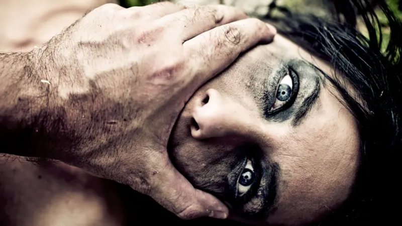 رحلة سياحية تتحول لمأساة.. تناوبوا على اغتصابها لساعتين وأبرحوا زوجها ضربا!