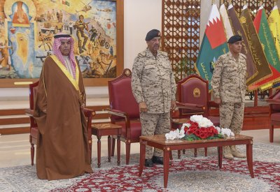 القائد العام لقوة دفاع البحرين يستقبل عدداً من الضباط الخريجين حديثاً من الكليات العسكرية والجامعات لأداء القسم القانوني‎