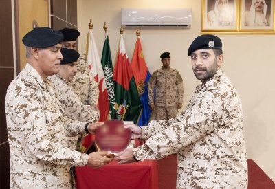رئيس هيئة الأركان يحضر حفل تخريج عدد من الدورات العسكرية المتخصصة بإحدى وحدات قوة دفاع البحرين