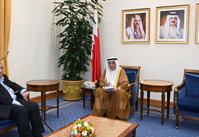 سمو الشيخ محمد بن مبارك آل خليفة يستقبل الكاتب أمين صالح