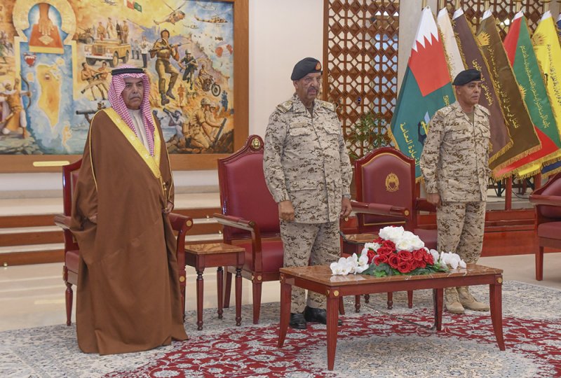 القائد العام لقوة دفاع البحرين يستقبل عدداً من الضباط الخريجين حديثاً من الكليات العسكرية والجامعات لأداء القسم القانوني‎