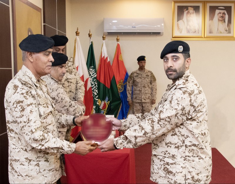 رئيس هيئة الأركان يحضر حفل تخريج عدد من الدورات العسكرية المتخصصة بإحدى وحدات قوة دفاع البحرين