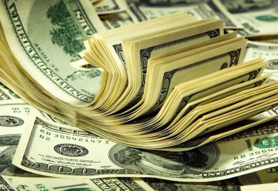 الدولار يترقب قبيل خطاب باول وبتكوين تنتعش مجددا