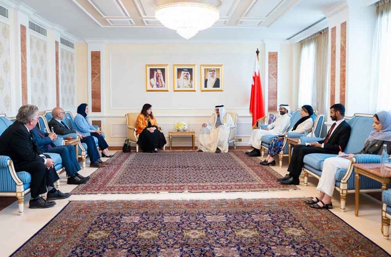 وزير الخارجية يستقبل رئيس مجموعة الصداقة البرلمانية الكندية - البحرينية