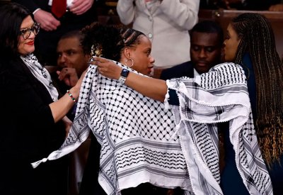 بالكوفية الفلسطينية واللافتات.. غزة حاضرة بقوة في خطاب بايدن