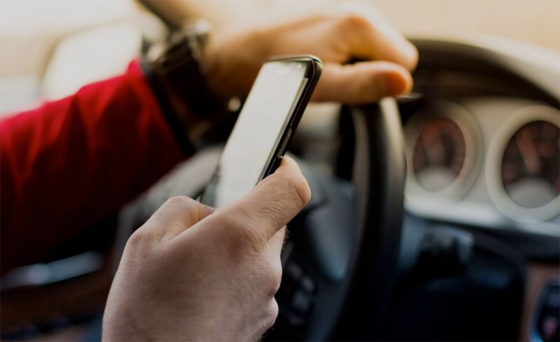 الثقافة الأمنية: استخدام الهاتف أثناء القيادة من المسببات الرئيسة للحوادث المرورية