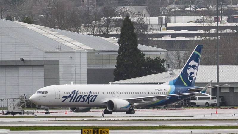 بوينغ تعلق على جدل "737 ماكس 9".. وقصة قابس الباب