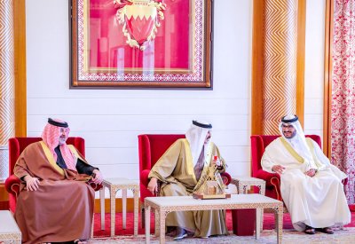 جلالة الملك المعظم يستقبل سمو رئيس مجلس أمناء وقف عيسى بن سلمان التعليمي الخيري وأعضاء مجلس الأمناء