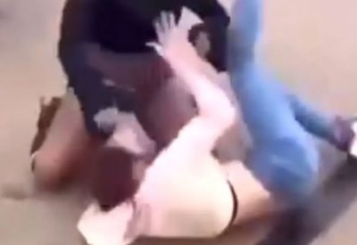 ضربتها حتى فقدت الوعي.. طالبة تعتدي على زميلتها بوحشية