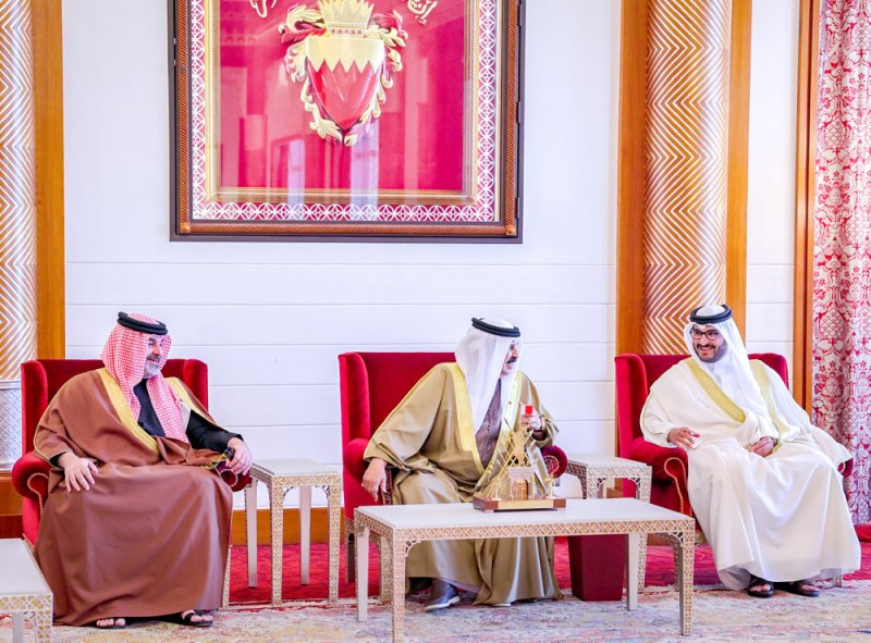 جلالة الملك المعظم يستقبل سمو رئيس مجلس أمناء وقف عيسى بن سلمان التعليمي الخيري وأعضاء مجلس الأمناء
