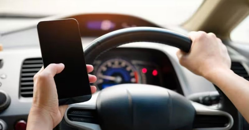 أخطر اللحظات.. التجول في مواقع التواصل ومشاهدة الأفلام والمباريات