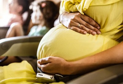 أردنية تضع مولودها على متن طائرة متجهة إلى لندن.. وتطلق عليها "سما"
