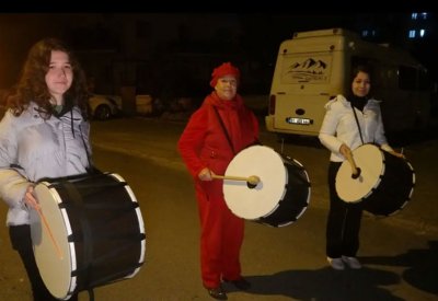 فرقة نسائية تقرع الطبول للسحور خلال شهر رمضان في تركيا