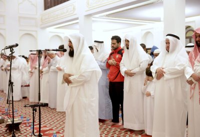 بالصور: جموع يصلون التراويح بإمامة فضيلة الشيخ طلال الفهيد بجامع الشيخة موزة