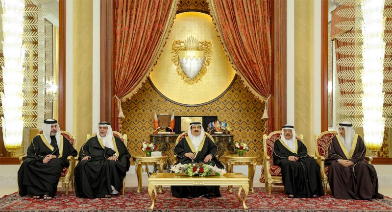 جلالة الملك المعظم يستقبل سمو ولي العهد رئيس مجلس الوزراء وأعضاء الحكومة للتهنئة بحلول شهر رمضان المبارك