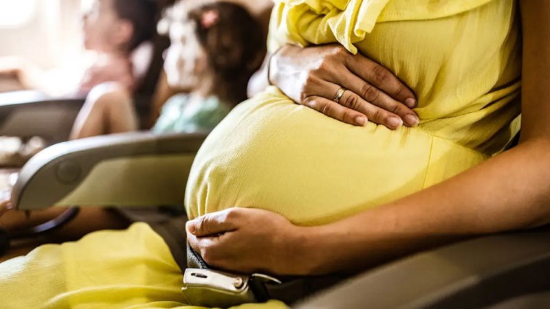 أردنية تضع مولودها على متن طائرة متجهة إلى لندن.. وتطلق عليها "سما"