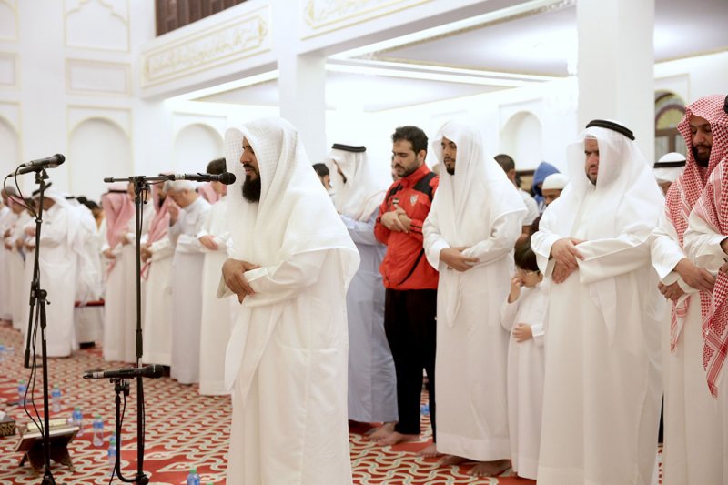 بالصور: جموع يصلون التراويح بإمامة فضيلة الشيخ طلال الفهيد بجامع الشيخة موزة