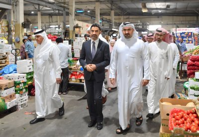 وزير شؤون البلديات والزراعة ووزير الصناعة والتجارة يتفقدان سوق المنامة للمركزي
