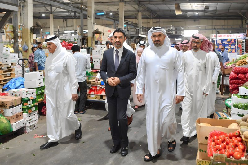 وزير شؤون البلديات والزراعة ووزير الصناعة والتجارة يتفقدان سوق المنامة للمركزي