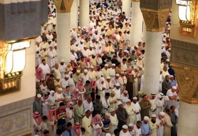 جموع المصلين يؤدون صلاة أول جمعة من شهر رمضان بالمسجد الحرام