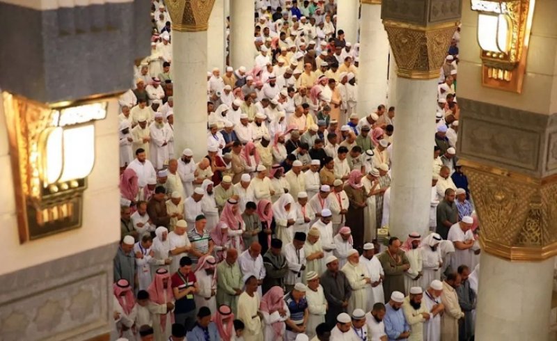 جموع المصلين يؤدون صلاة أول جمعة من شهر رمضان بالمسجد الحرام